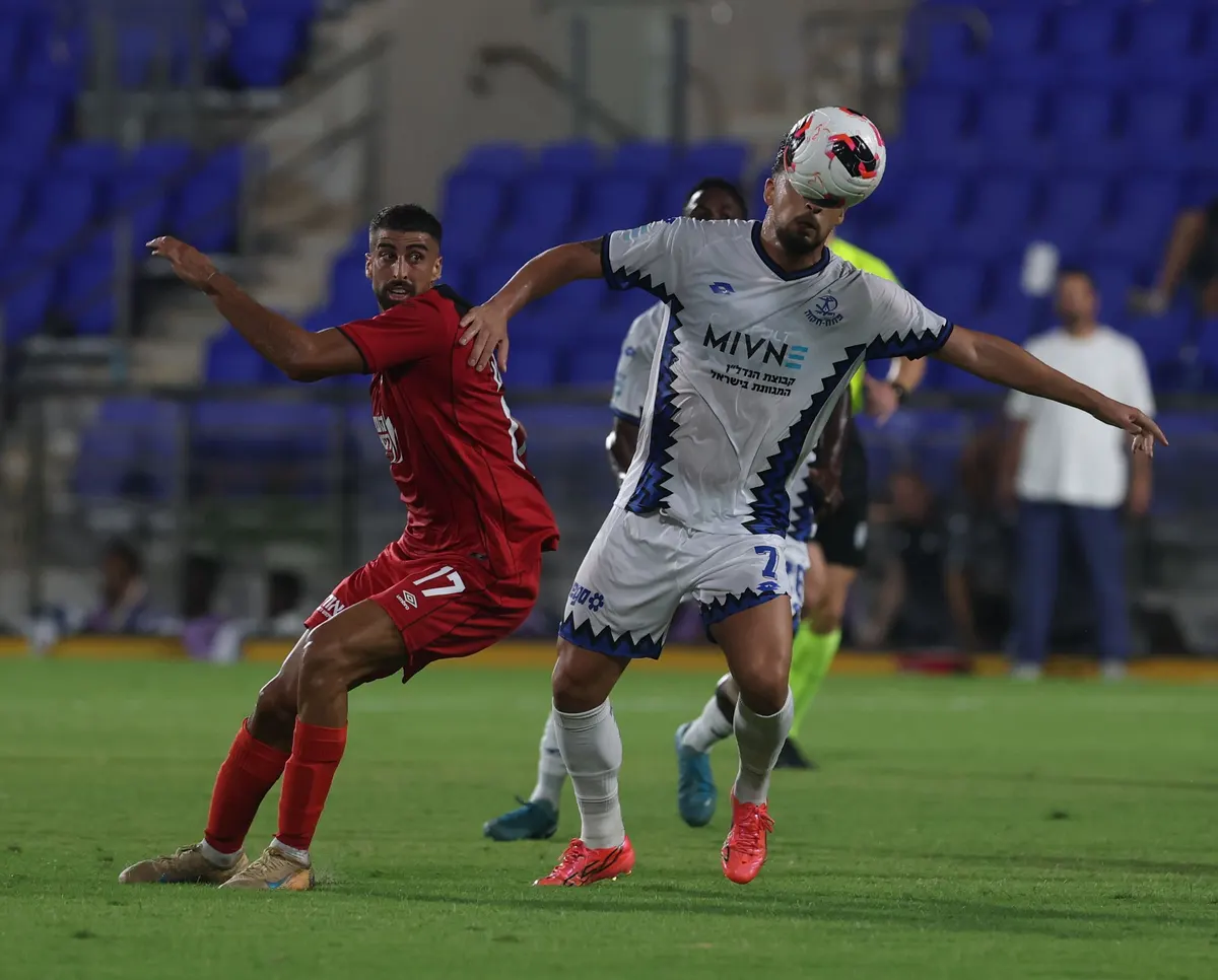 A football match photographed from the touchline